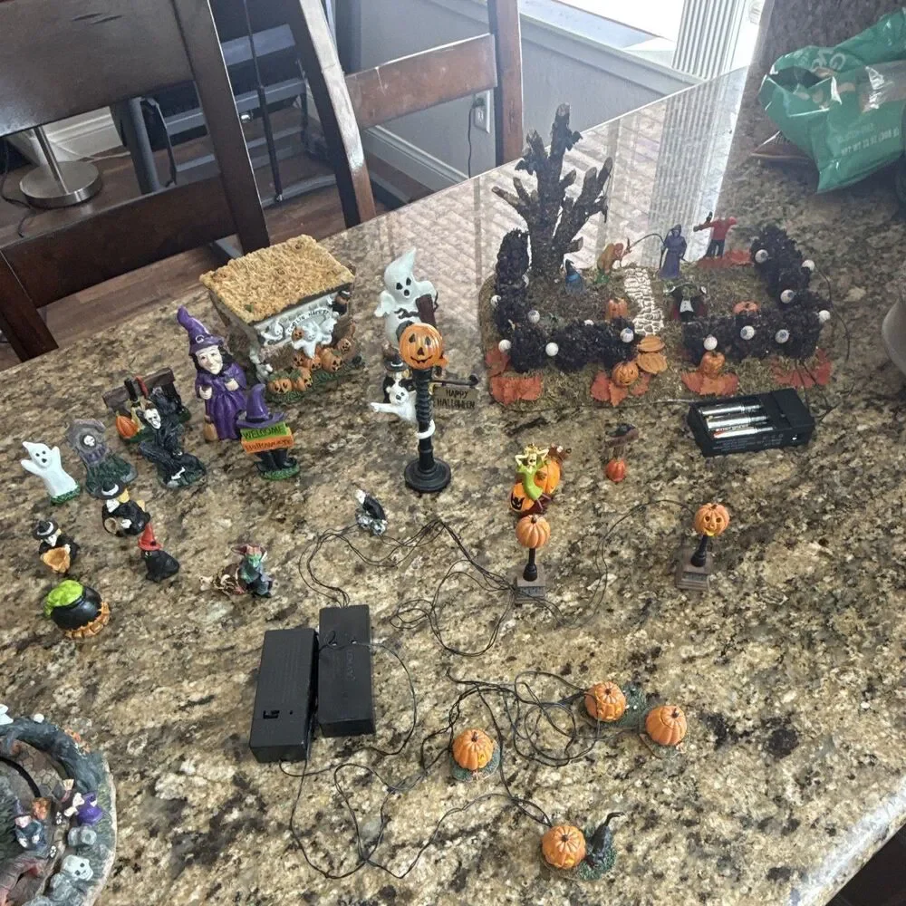 Lot Halloween Mini Figurine Set w/ Lighted Pumpkin, Witch, Ghost, Vampire.